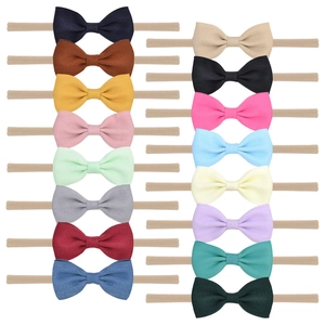 Lot de 16 bandeaux bébé en nylon avec nœuds colorés en coton disposés en matrice nette