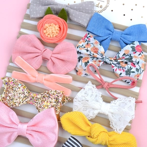Détails de bandeaux bébé en nylon souple avec fleurs en feutre et nœuds en dentelle variés