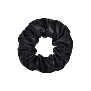 Chouchou noir brillant en tissu métallique texturé pour cheveux sur fond blanc pur