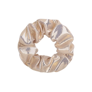 Vue macro détaillée de la texture du tissu métallique doré champagne du chouchou