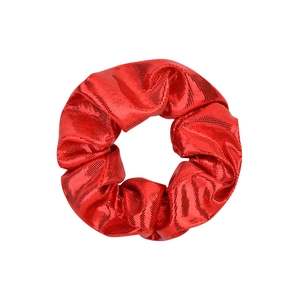 Détail d'un chouchou rouge métallisé avec texture scintillante et plis de tissu doux