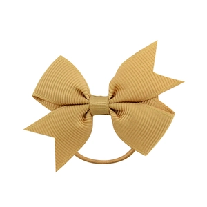 Nœud papillon classique en ruban gros-grain pour filles avec élastique sur fond blanc