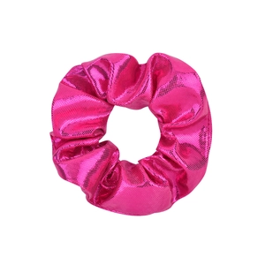 Vue détaillée d'un chouchou rose vif avec texture métallique et finition brillante