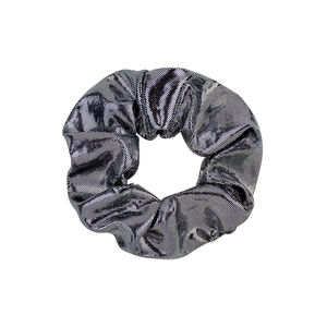 Détail du chouchou en tissu laser argenté scintillant avec texture plissée métallique