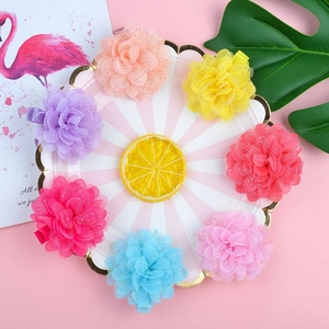 Vue détaillée des barrettes à fleurs en mousseline de 2,4 pouces avec paillettes dorées