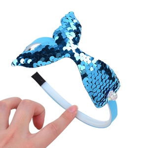 Détails du serre-tête queue de sirène bleue avec des paillettes et une perle