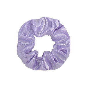 Détail d'un chouchou en tissu laser violet avec texture métallique brillante sur fond blanc