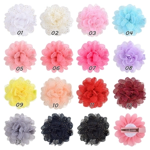 Détail de 15 barrettes fleurs en mousseline à pois dorés et pince métallique gainée de tissu