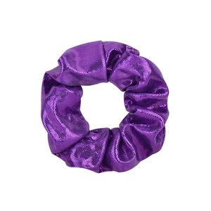 Détail d'un chouchou violet métallisé avec un motif texturé en losange