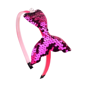 Détail du serre-tête sirène avec des paillettes violettes et un ornement en perle fine