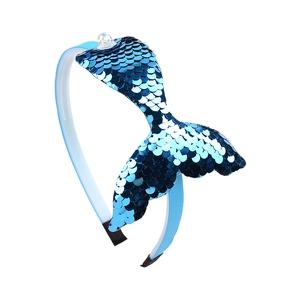 Détail d'un serre-tête queue de sirène avec paillettes bleues et perle pour fille