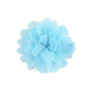 Détail d'une pince à cheveux fleur en mousseline bleu clair avec paillettes dorées