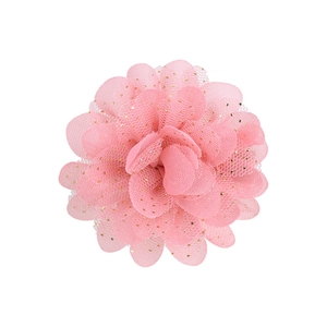 Gros plan détaillé d'une fleur en mousseline rose de 6 cm avec des bords dorés scintillants
