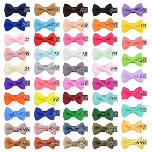 Detalle de 50 pinzas de lazo en cinta de grosgrain de colores para niñas en varios tonos
