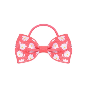 Détail d'un élastique à cheveux en ruban gros-grain rose avec motifs de marguerites