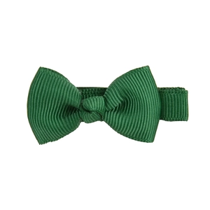 Detalle de un clip para el pelo con lazo de cinta de falla en color verde oscuro