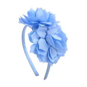 Vue détaillée du serre-tête à fleurs bleu clair avec pétales en tissu superposés
