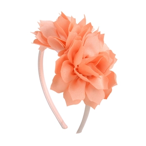 Vue détaillée du serre-tête fleurs en mousseline rose corail pour filles et fêtes