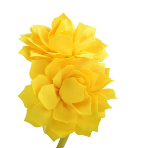 Détail d'un serre-tête rose jaune en tissu montrant les pétales et la double fleur empilée