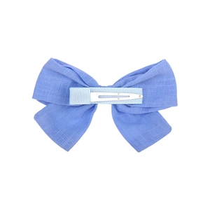 Detail of the sky blue cotton fabric bow hair clip featuring a silver metal alligator clip