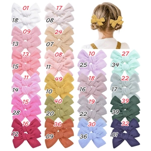Détail macro de divers nœuds papillon en lin colorés avec des échantillons numérotés