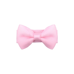 Détail d'un nœud en ruban gros-grain rose de 3 cm avec texture côtelée pour barrettes