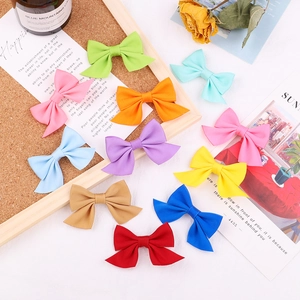 Dettaglio set di 10 mollette per capelli con fiocchi in grosgrain colorati per bambine