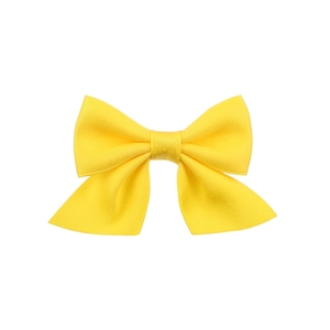 Dettaglio ravvicinato di un fermaglio per capelli a fiocco giallo acceso per bambine