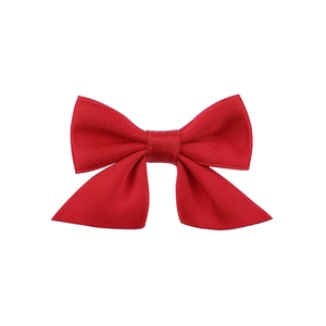 Dettaglio del fermaglio a fiocco rosso in tessuto con texture in twill di alta qualità