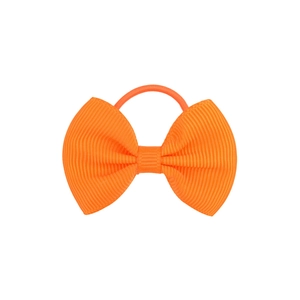Nahaufnahme der orangefarbenen Haarschleife aus Ripsband mit elastischem Band