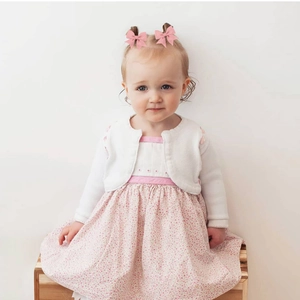 Lot de deux nœuds roses en ruban gros-grain pour filles sur une coiffure à couettes