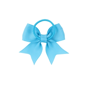 Nœud papillon en ruban gros-grain bleu clair pour filles avec élastique sur fond blanc
