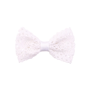 Close-up of white crochet bow hair clip featuring intricate floral lace patterns