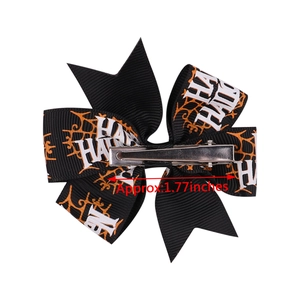 Détail de l'arrière du nœud Happy Halloween avec pince crocodile en métal de 1,77 pouce