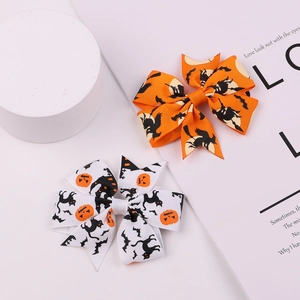 Détail de nœuds pour cheveux Halloween avec imprimés sorcière, chat et citrouille sur gros-grain