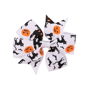 Détail du nœud papillon Halloween avec motifs citrouilles et chauves-souris sur ruban