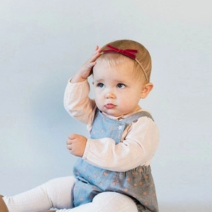 Cute nylon bow headband for babies in burgundy velvet on a soft nude elastic band