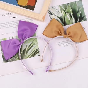 Détail de deux serre-têtes à nœud papillon avec design antidérapant pour filles
