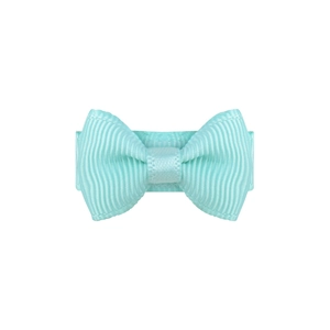 Détail d'une petite barrette à cheveux en ruban gros-grain vert menthe avec base