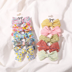 Détail d'un lot de 10 barrettes à cheveux en tissu pour filles avec fleurs et carreaux