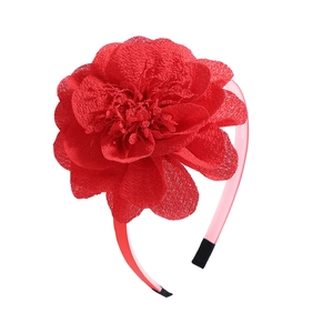 Détail d'un grand serre-tête fleur en mousseline rouge avec embouts de protection noirs