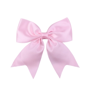 Détail d'un nœud en satin rose avec texture soyeuse et éclat métallique pour cheveux
