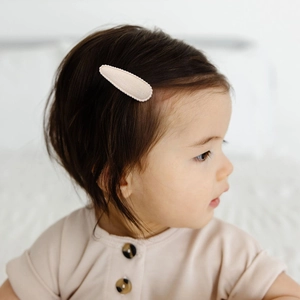 Floral embroidery BB clip with scalloped edges worn by a toddler model in beige color