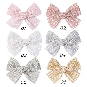 Détail de nœuds à cheveux en dentelle florale en six coloris avec broderie