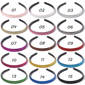 Détail de 15 serre-têtes pailletés multicolores montrant des textures et nuances brillantes