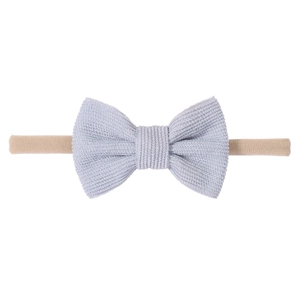 Détail du bandeau à nœud en velours côtelé bleu clair pour bébé avec élastique en nylon