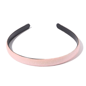 Détail du serre-tête rose pailleté avec dents antidérapantes sur fond blanc