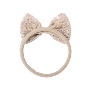 Bandeau bébé avec nœud en dentelle brodée sur tissu nylon extensible beige