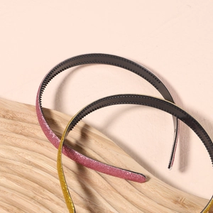 Détail de serre-têtes pailletés rose et or avec dents antidérapantes pour la coiffure