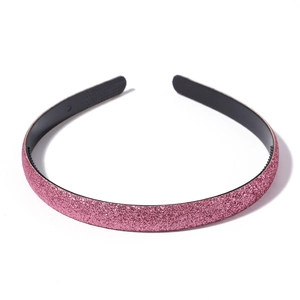 Détail d'un serre-tête rose pailleté avec dents antidérapantes pour tenue ferme